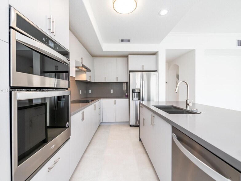 Building Photo - 20729 NE 32nd Ave