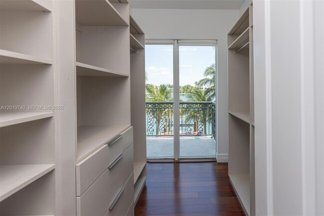 Building Photo - 425 N Shore Dr