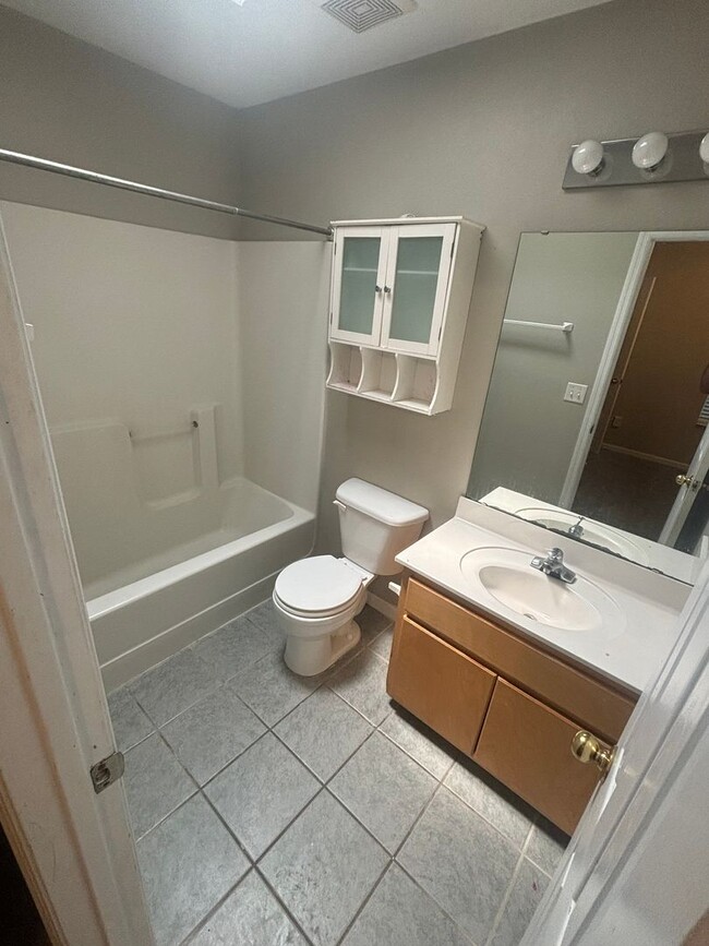 Building Photo - Spacious 3 BR 3 BA in Great Location!