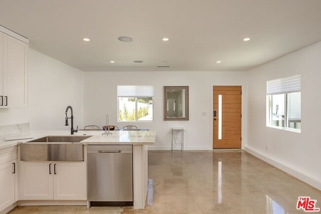 Building Photo - 7413 Jamieson Ave