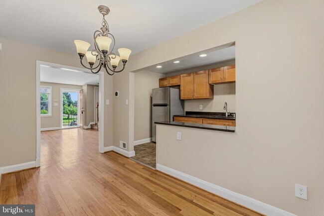 Building Photo - 586 Lucia Ave