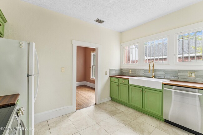 Building Photo - 4531 Attleboro St