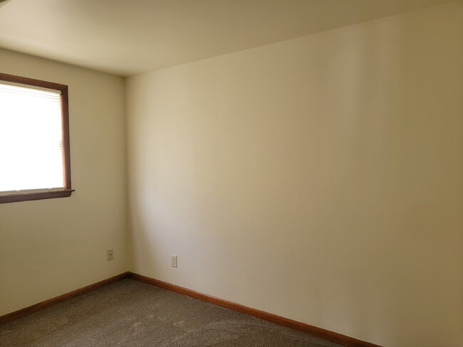 Building Photo - Cozy 1 Bedroom Lower Apartment Near Downto...