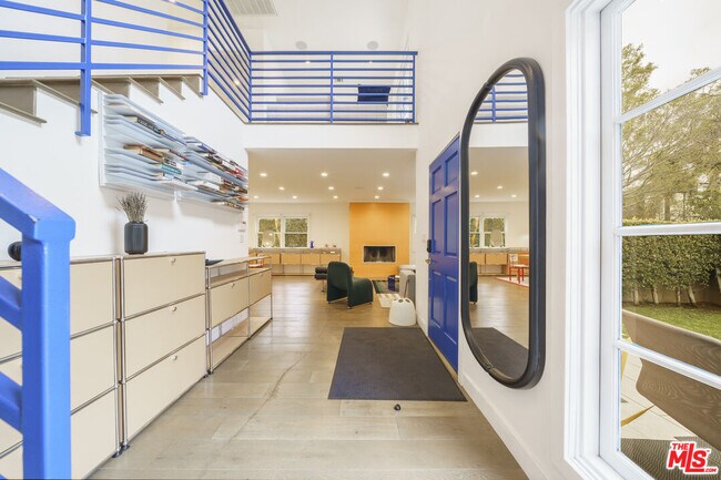 Building Photo - 848 N Las Palmas Ave