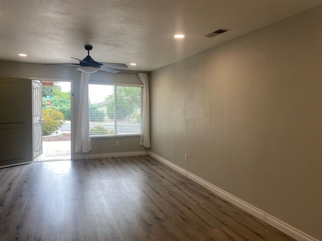 Building Photo - Wonderful 2 Bedroom home in Peacock Hills ...