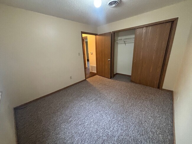 Building Photo - Lower 2BR Cozy Unit!!