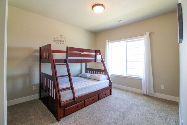 Building Photo - FURNISHED: 4 Bedroom, 2.5 Bath Home in Kennewick