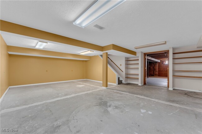 Building Photo - 1021 Larchview Dr