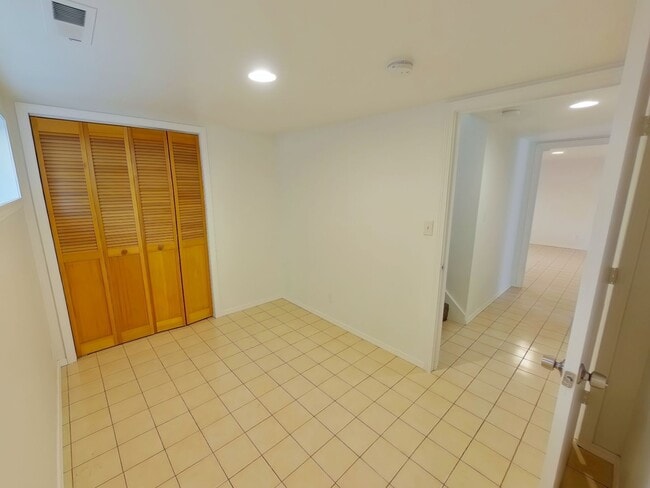 Building Photo - Large 3 Story Remodeled Home