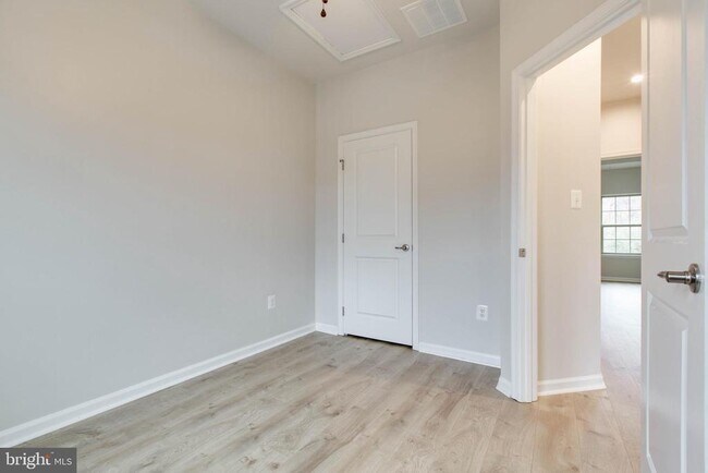 Building Photo - 2805 Fredericksburg Rd