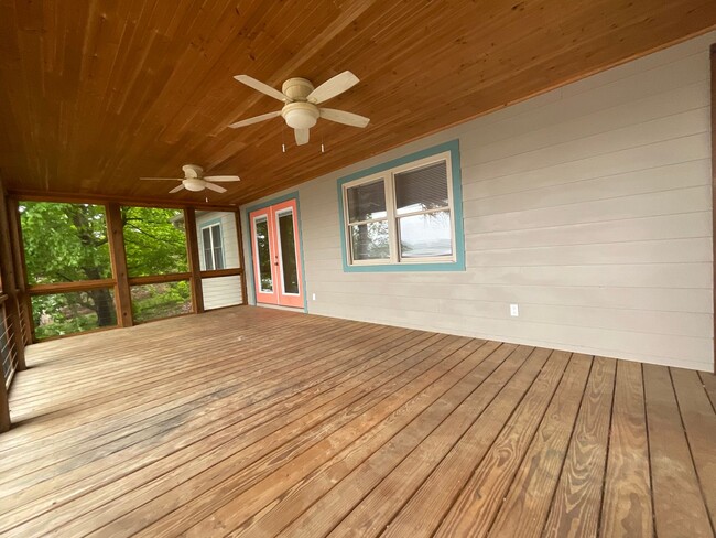 Building Photo - Quiet 3 bedroom/2 bath lake house with pri...