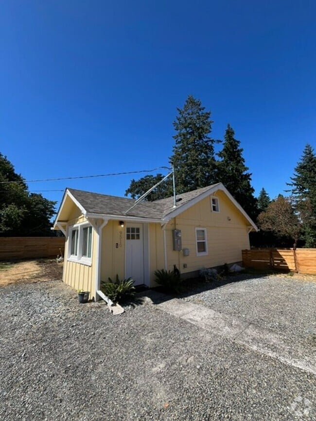 Building Photo - Charming Retreat: Fully Remodeled 3 Bed, 2...