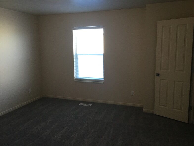 Building Photo - 479 Raven Way