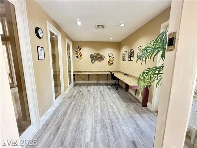 Building Photo - 270 E Flamingo Rd