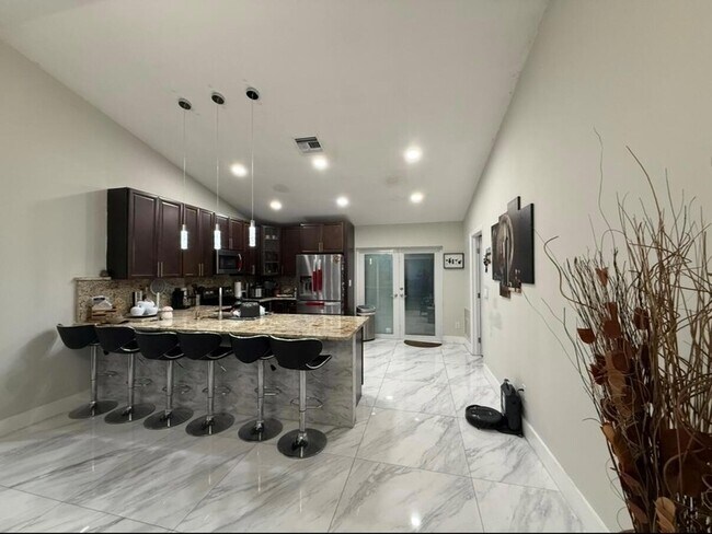 Building Photo - 1082 SW Bellevue Ave