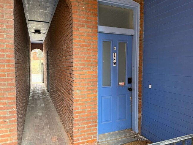 Building Photo - "Furnished Urban Oasis: Spacious 1-Bedroom in Prime St. Louis Location, SOULARD – 900 Sq Ft of Co...