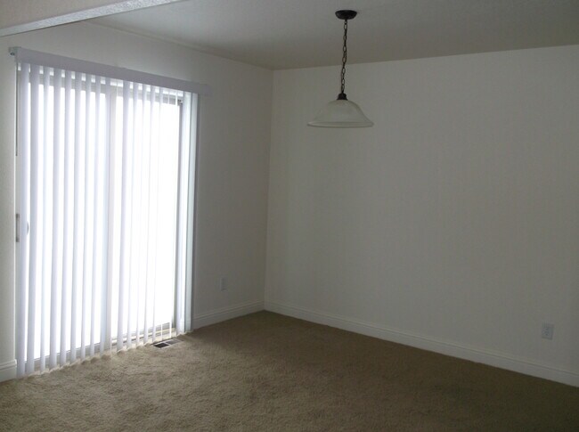Building Photo - 3 BED 2.5 BATH SADDLE RIDGE TOWNHOUSE