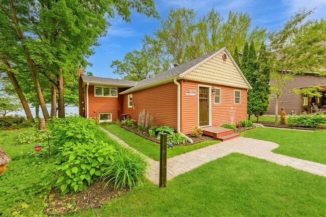 Building Photo - Rare green lake lake home for long term re...