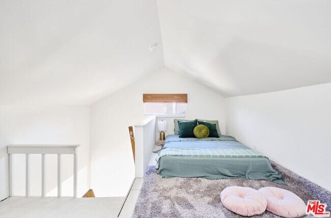 Building Photo - 818 Palms Blvd