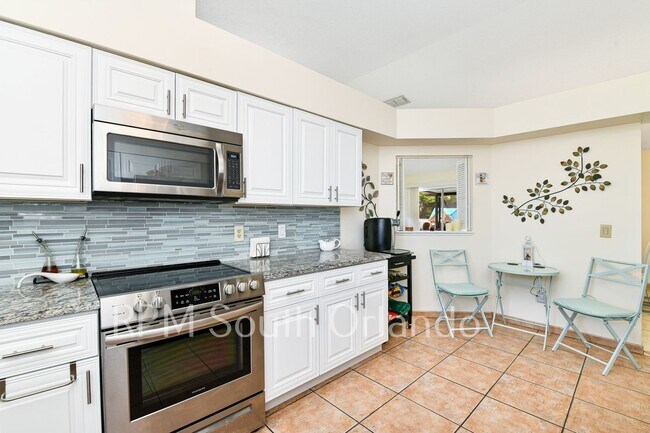 Building Photo - 4 Bedroom, 2 bathroom, 2 car garage, pool, backyard, close to Universal Studios and International...