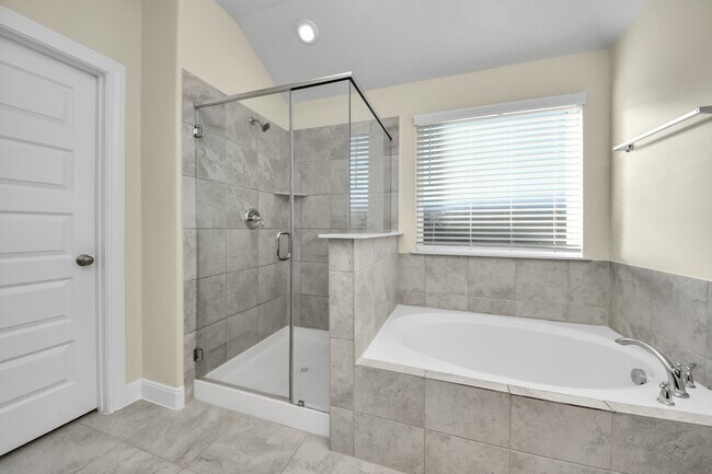 Building Photo - 24654 Greenwood Bay Dr