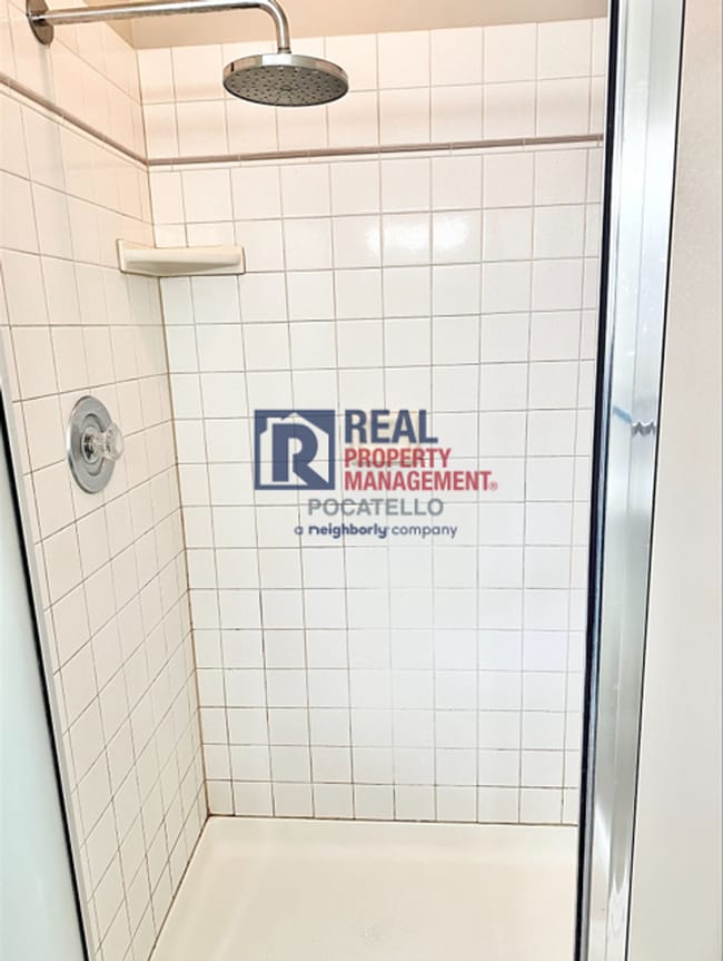 Building Photo - 5 Bedroom 3.5 Bath House - Pet Friendly