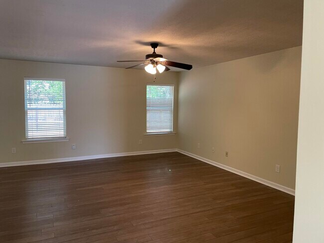 Building Photo - 697 Fox Haven Dr