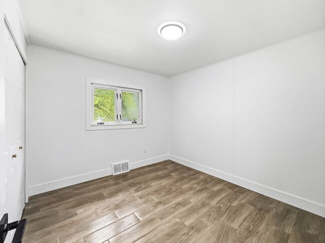 Building Photo - 2090 Moran Ave