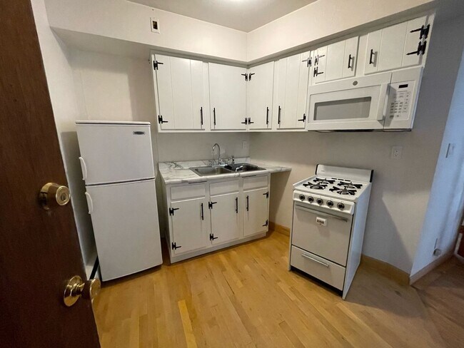 Building Photo - 1308 N Astor St