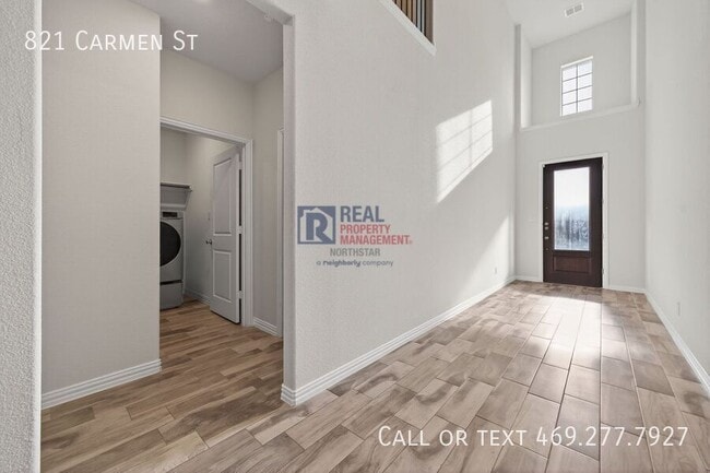 Building Photo - 821 Carmen St