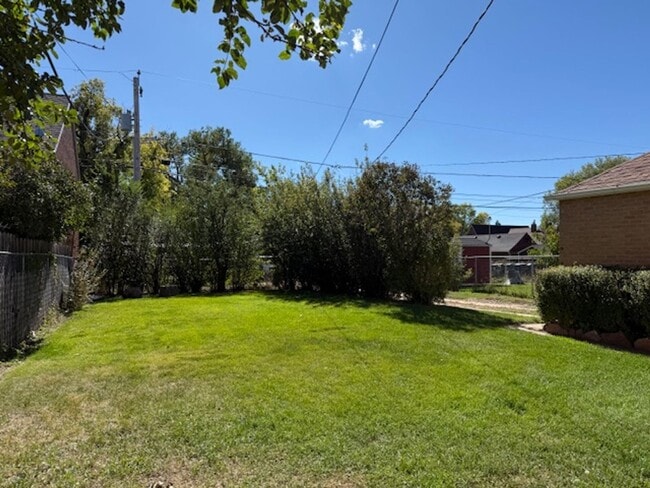 Building Photo - House For Lease