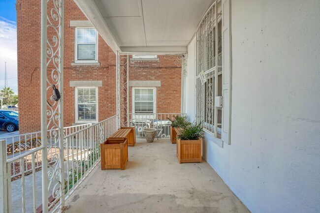 Building Photo - 709 N St Vrain St
