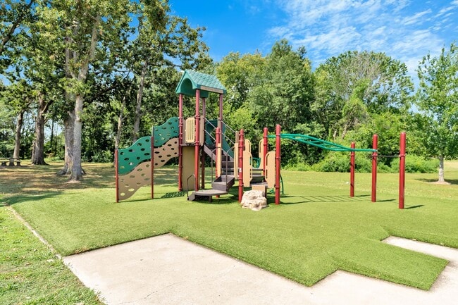 Building Photo - Like New 3-bedroom 2.5 bath Duplex in Gent...
