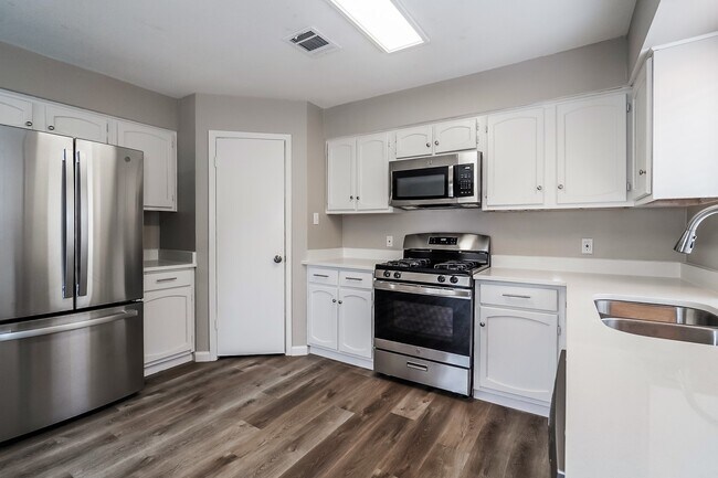 Building Photo - 16311 Alametos Dr