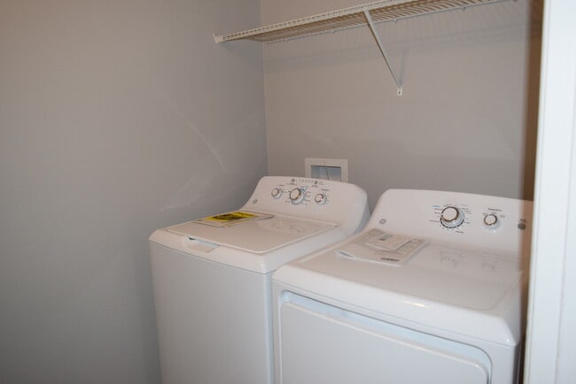 Building Photo - Super 3 bdrm 2-1/2 bath townhome  in gated Community!