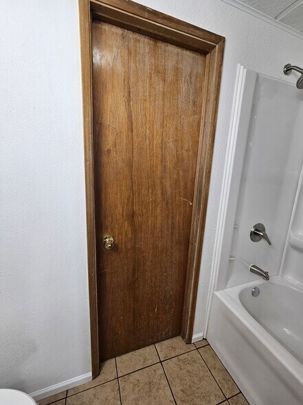 Building Photo - 614 S Andes Rd