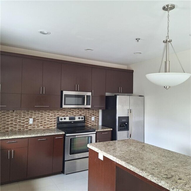 Building Photo - 9 Pineridge Ln