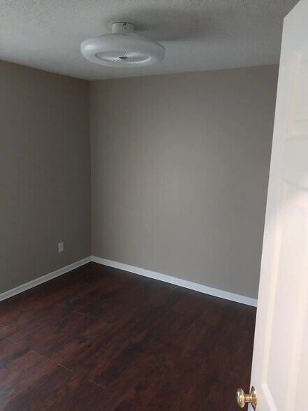 Building Photo - 1716 Pebble Ridge Dr