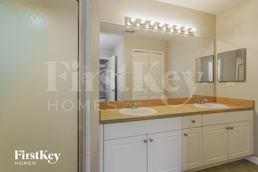 Building Photo - 1842 NW 5th Pl