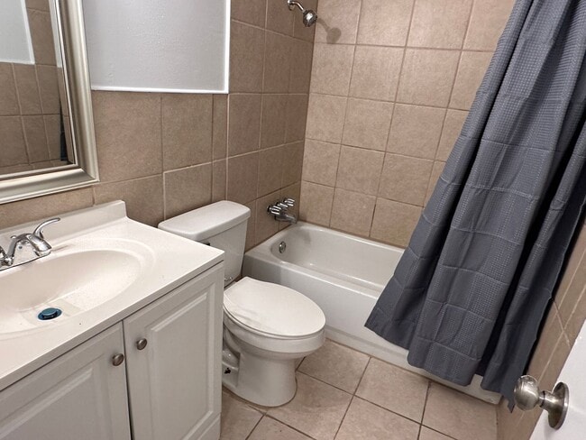Building Photo - 3127 Fleetwood Dr