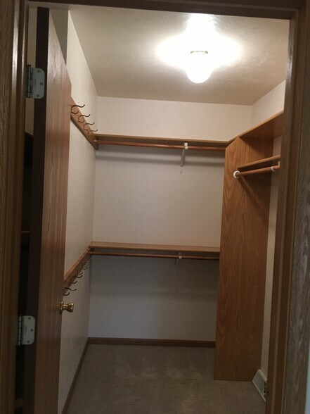 Building Photo - 274 Manette St