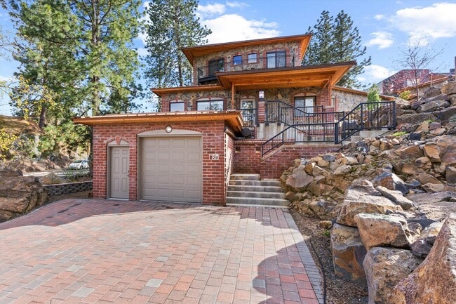 Building Photo - Fully-Furnished Short-Term Rental on South...