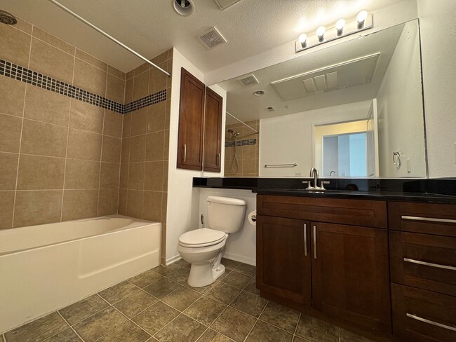 Building Photo - Stunning 1Bd/1Ba Condo in The Heart of Irv...