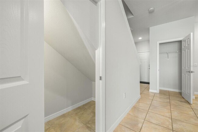 Building Photo - 9210 Hillcroft Dr