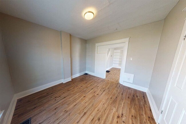 Building Photo - Newly Updated Duplex in Middletown!