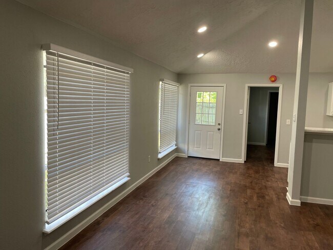 Building Photo - Charming 2 beds/2 baths duplex with privat...