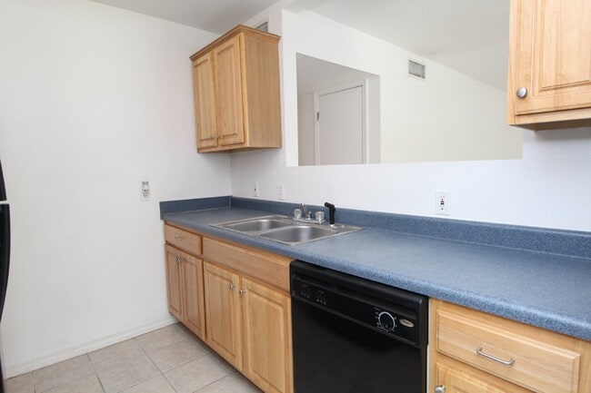 Building Photo - Bayfront 2BR/2BA Condo at Bayview Terrace ...