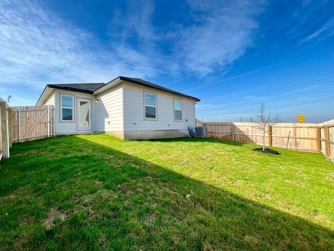 Building Photo - 3 Bedroom/2 Bath Skyview Subdivision