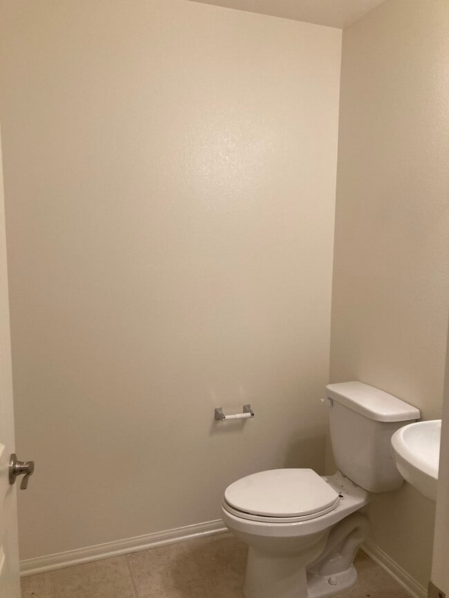 Building Photo - Newer Townhouse for lease in Eastvale.