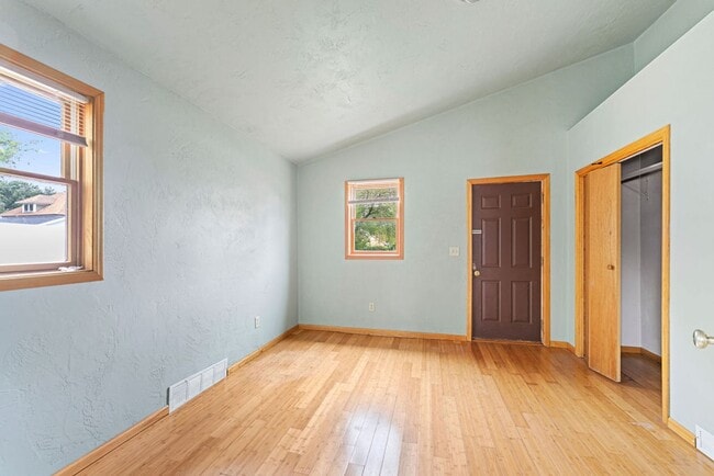 Building Photo - 114 Center St